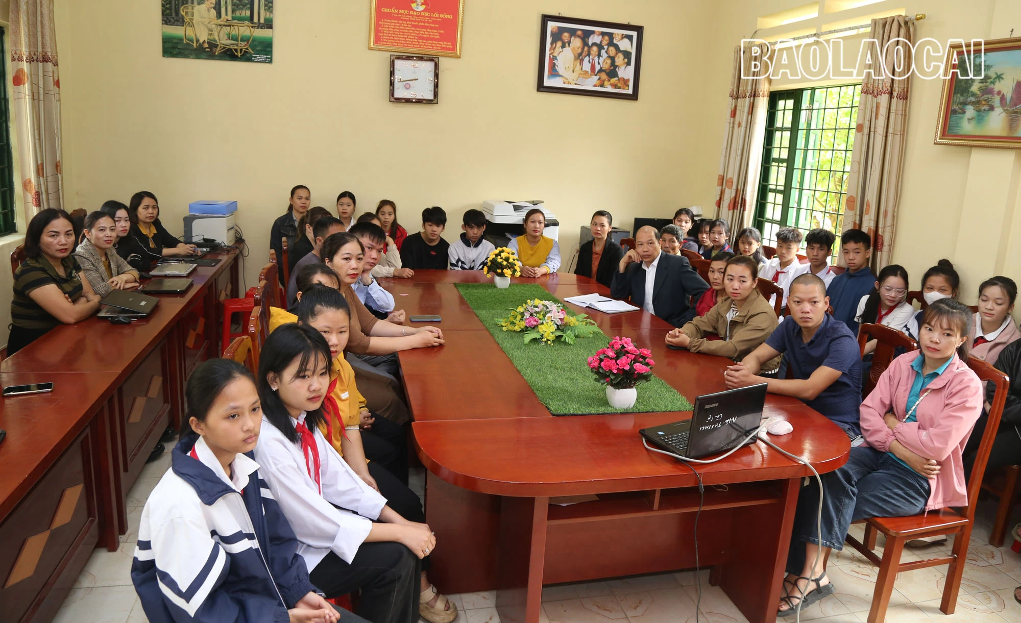 Giáo viên, phụ huynh và học sinh Trường Phổ thông Dân tộc bán trú Tiểu học và THCS Cốc Mỳ, huyện Bát Xát theo dõi trực tuyến Hội nghị bảo đảm an toàn giao thông; phòng, chống ma túy, thuốc lá, bạo lực học đường và đuối nước đối với học sinh, sinh viên trên địa bàn tỉnh.