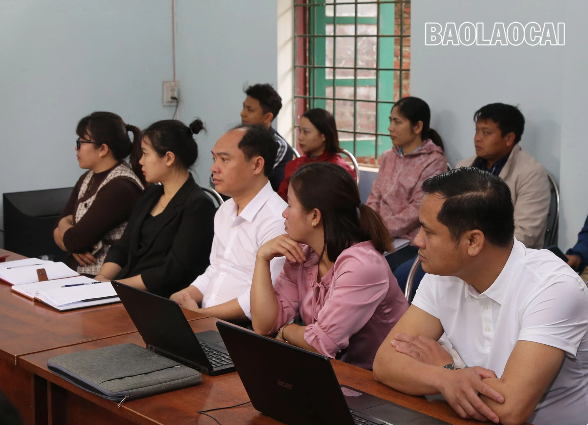 Các đại biểu xã Cốc Mỳ, huyện Bát Xát theo dõi trực tuyến Hội nghị bảo đảm an toàn giao thông; phòng, chống ma túy, thuốc lá, bạo lực học đường và đuối nước đối với học sinh, sinh viên trên địa bàn tỉnh.