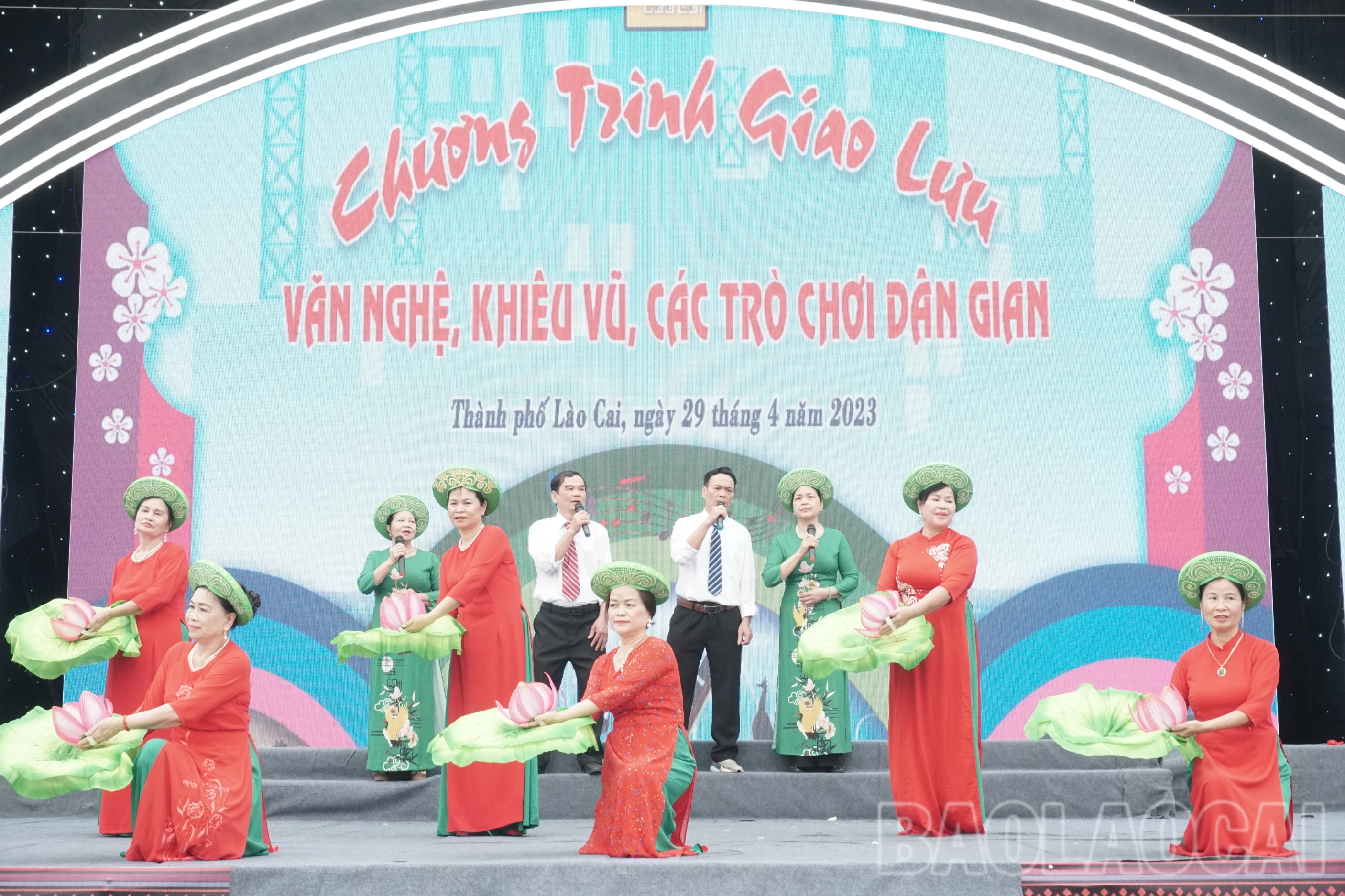 Tiết mục “Hoa sen tháp Mười” do câu lạc bộ nghệ thuật phường Kim Tân biểu diễn.jpg