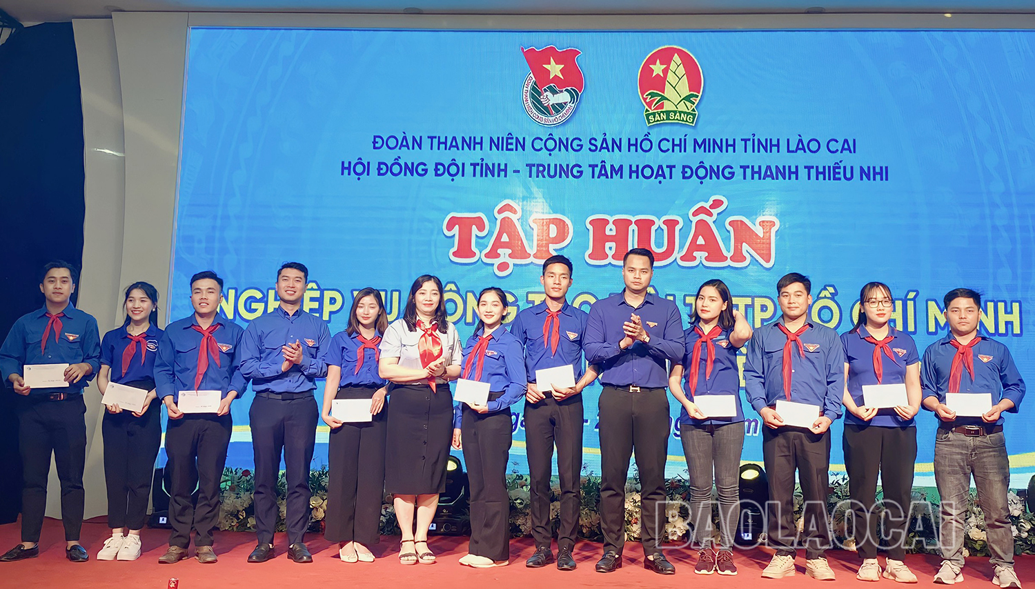 Khen thưởng cho các học viên có thành tích xuất sắc. doi 2.jpg