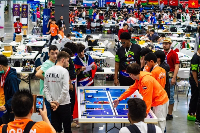 Có đến 451 đội thi gần 1500 thí sinh từ 81 quốc gia tham dự.