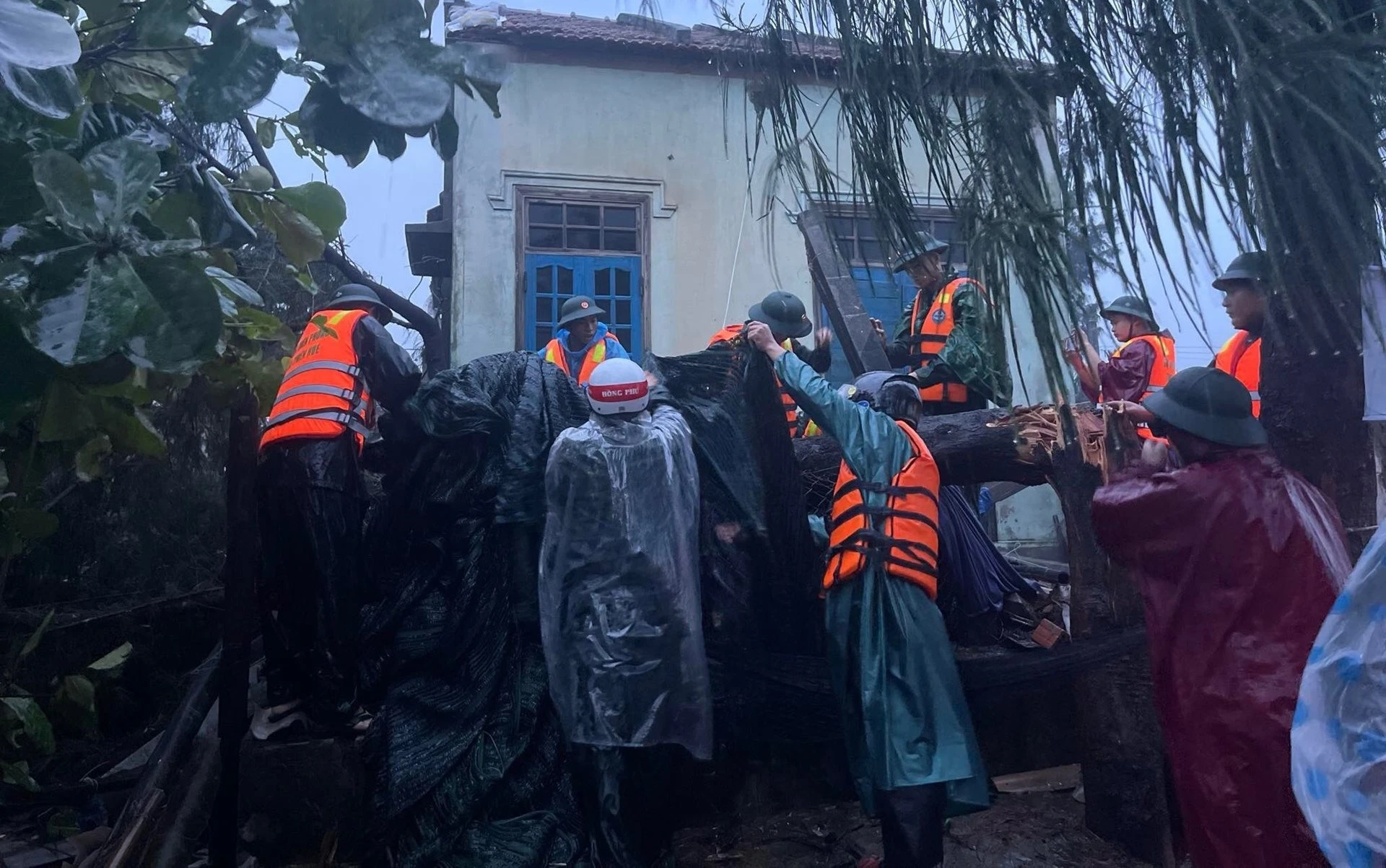 Cán bộ, chiến sĩ Đồn Biên phòng Lăng Cô giúp người dân tỉnh Thừa Thiên - Huế khắc phục hậu quả do gió lốc.