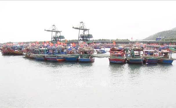 Khu neo đậu tàu thuyền của ngư dân xã Hải Hà.