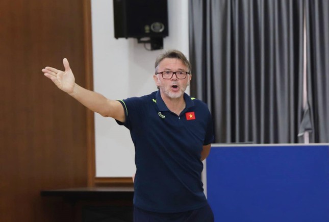 HLV Troussier nhắc nhở các học trò trước giải đấu quan trọng. HLV Troussier nhắc nhở các học trò trước giải đấu quan trọng.