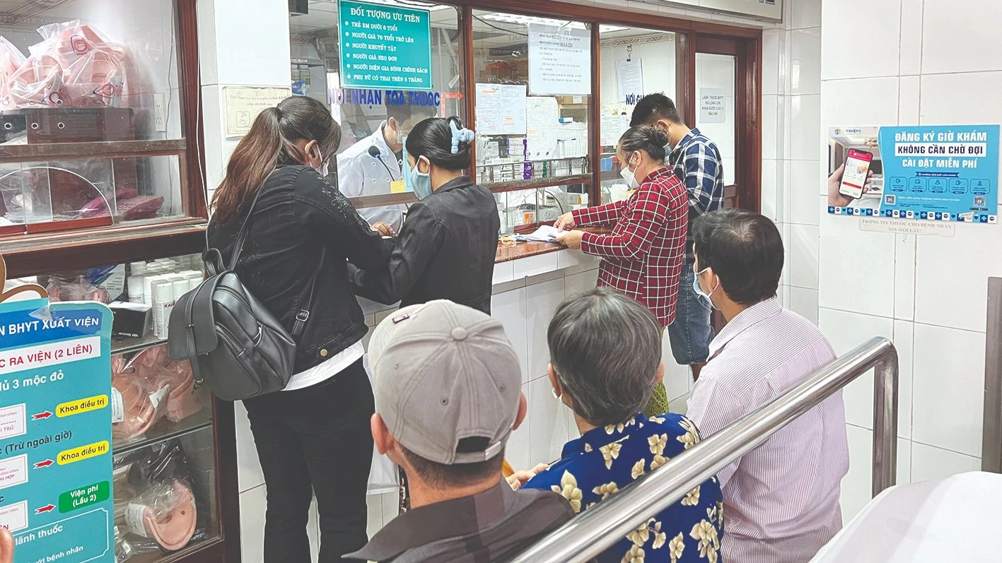 Người dân nhận thuốc BHYT tại Bệnh viện Chấn thương chỉnh hình TPHCM, ngày 30/10.