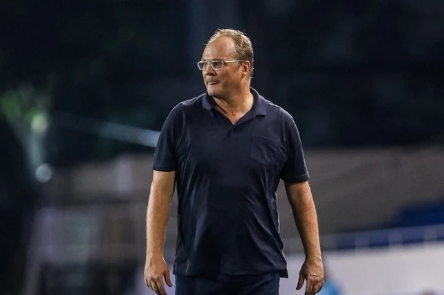 HLV Michael Weiss sẽ đứng trước thử thách khó khăn.