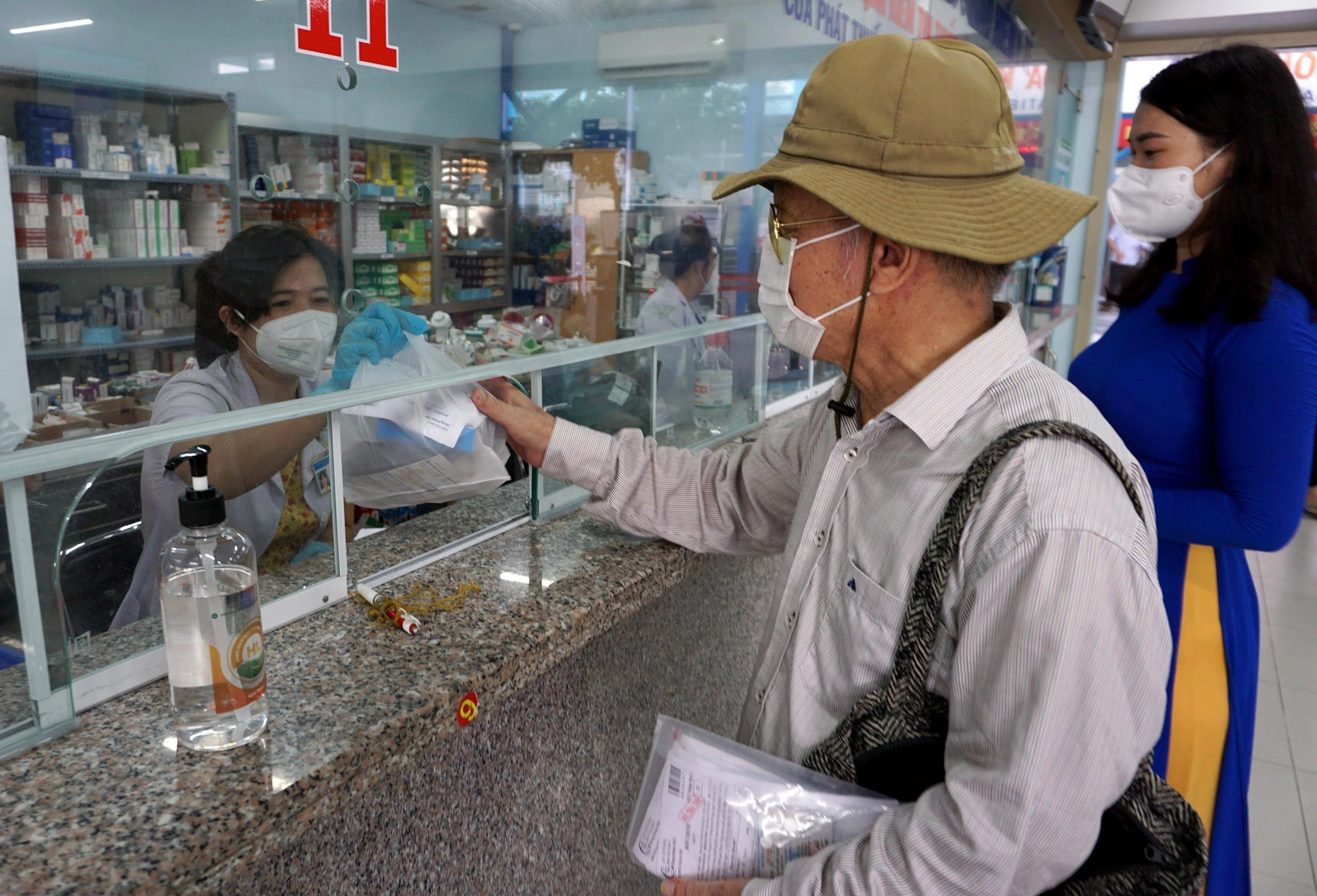 Người dân nhận thuốc BHYT tại Bệnh viện Quận 7, TPHCM.