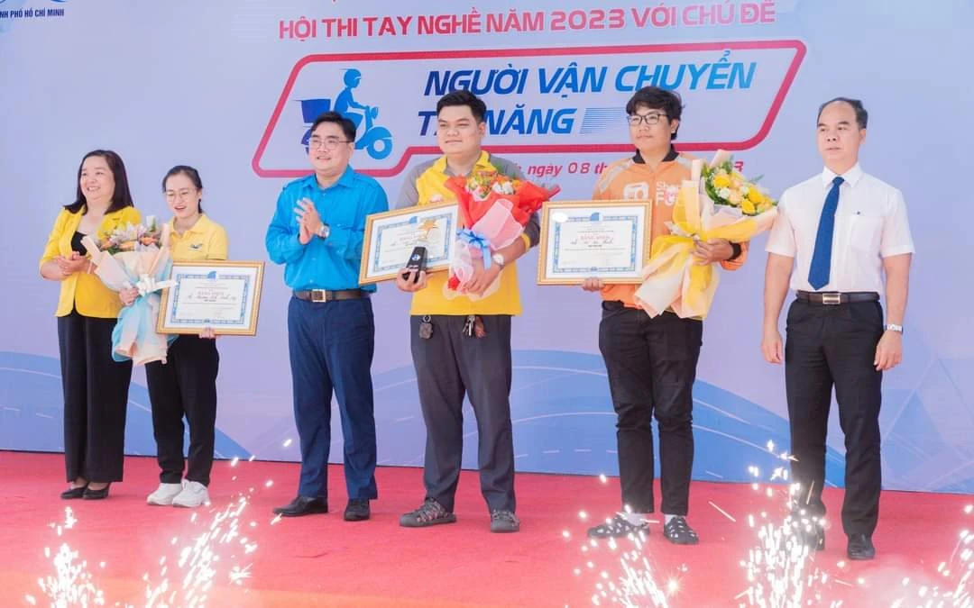 Thí sinh Lâm Quang Vũ (đứng giữa) giành giải Nhất hội thi.