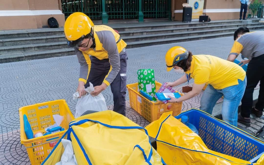 Các thí sinh dự thi thể hiện khả năng của mình.