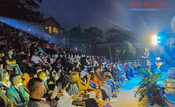 Khán giả theo dõi ca sĩ biểu diễn sân khấu ngoài trời tại TP Đà Lạt.