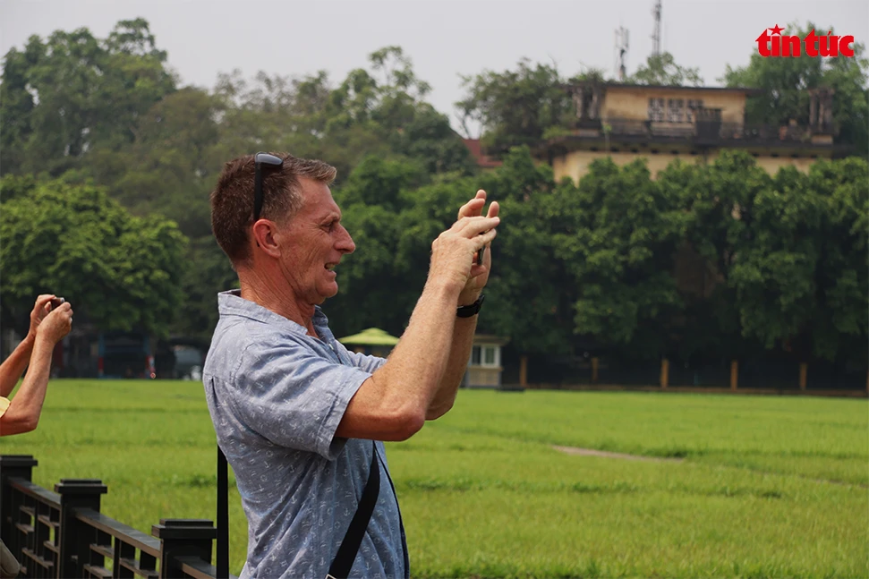 Ông John Mccarthy (du khách Anh Quốc) chia sẻ: "Đây là lần đầu tiên tôi được đến kính viếng Lăng Chủ tịch Hồ Chí Minh và tôi thực sự ngưỡng mộ trước tình cảm mà nhân dân Việt Nam dành cho Chủ tịch Hồ Chí Minh.