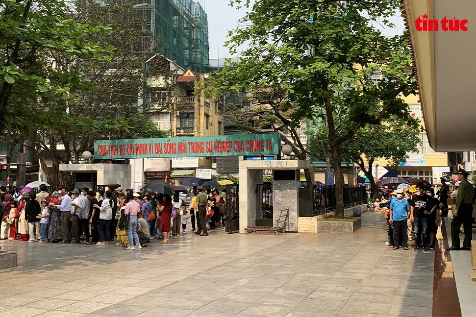 Hàng nghìn đồng bào và du khách đã thành kính vào Lăng viếng Chủ tịch Hồ Chí Minh, vị lãnh tụ kính yêu của dân tộc Việt Nam.