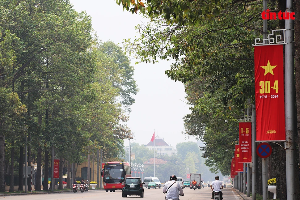 Băng rôn đậm sắc đỏ treo dọc các tuyến đường chính và khu vực trung tâm kỷ niệm 49 năm Ngày Giải phóng miền Nam 30/4.