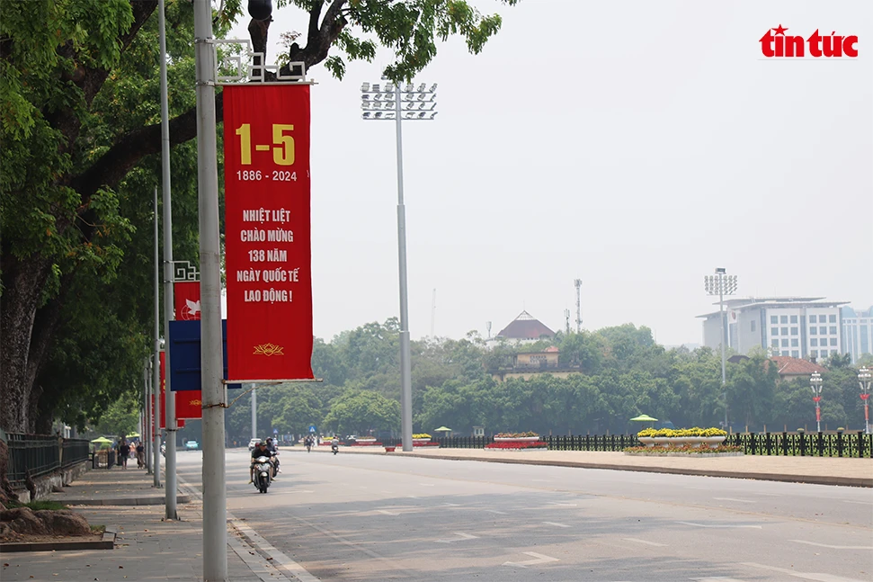 Đường phố xung quang Lăng Bác rực rỡ cờ hoa.