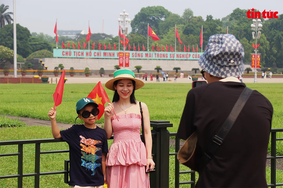 Nhiều người dân và du khách tranh thủ chụp ảnh trước Quảng trường Ba Đình để có những bức ảnh đẹp trong ngày trọng đại của đất nước.