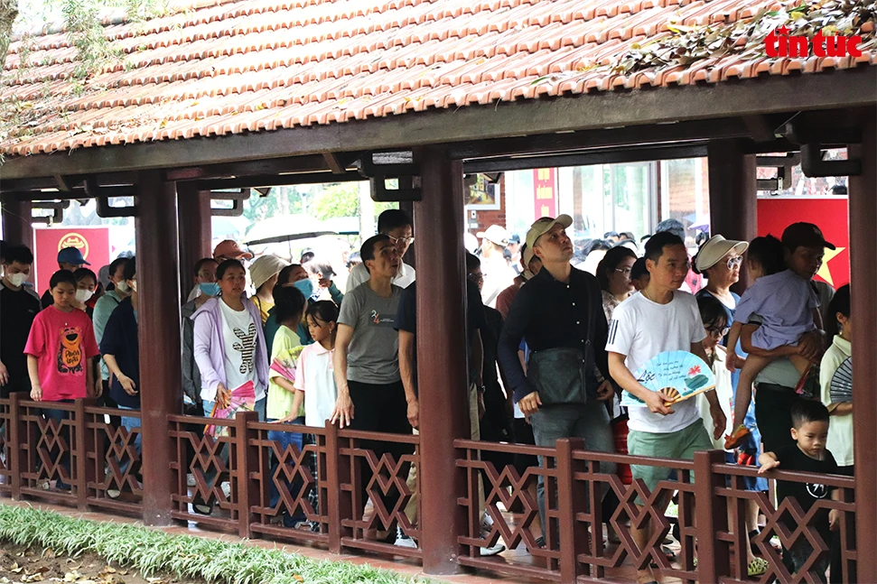 Mọi người đều trang nghiêm khi xếp hàng vào Lăng viếng Bác.