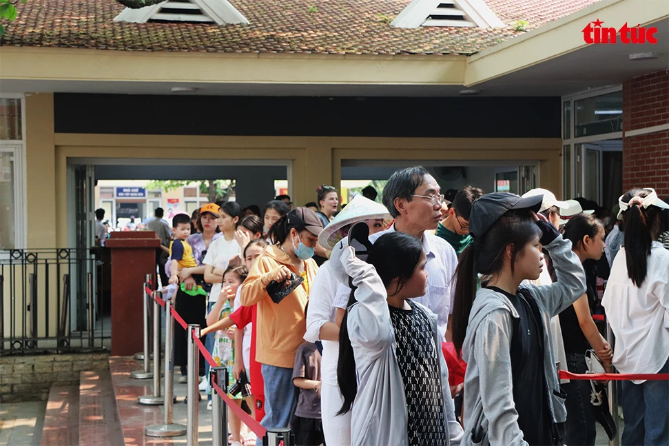 Trong ngày, liên tục gia tăng lượng người dân và du khách xếp hàng vào Lăng viếng Chủ tịch Hồ Chí Minh.