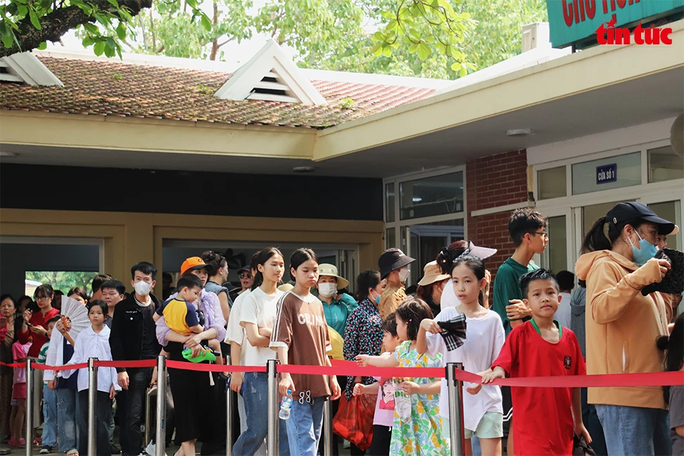 Dù thời tiết oi nóng, người dân vẫn trật tự xếp hàng theo quy định.