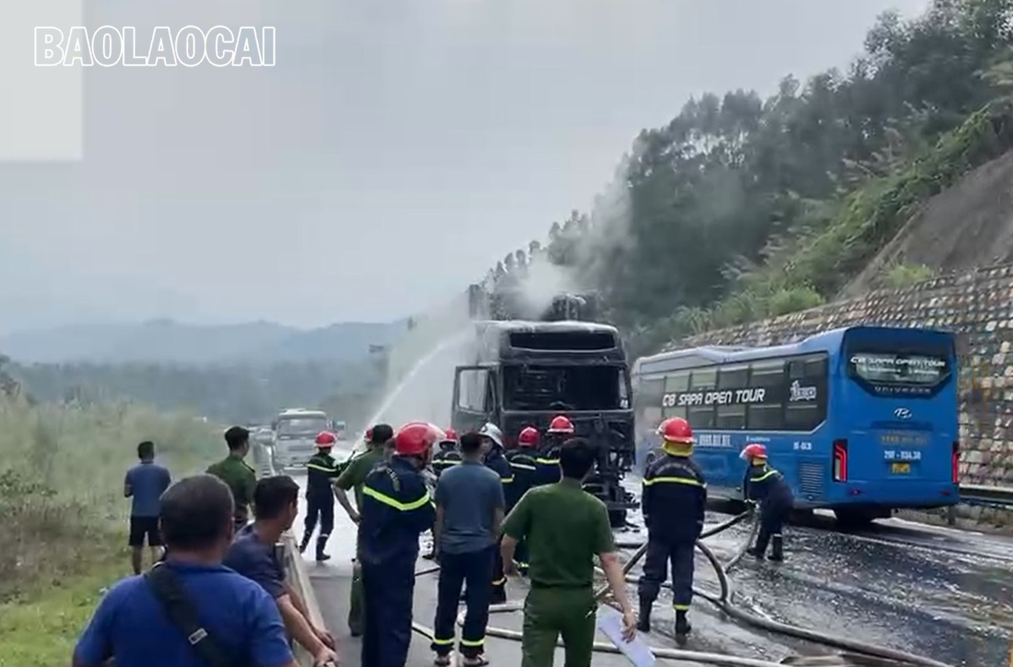 Lực lượng chức năng khẩn trương dập tắt đám cháy. A3.jpg