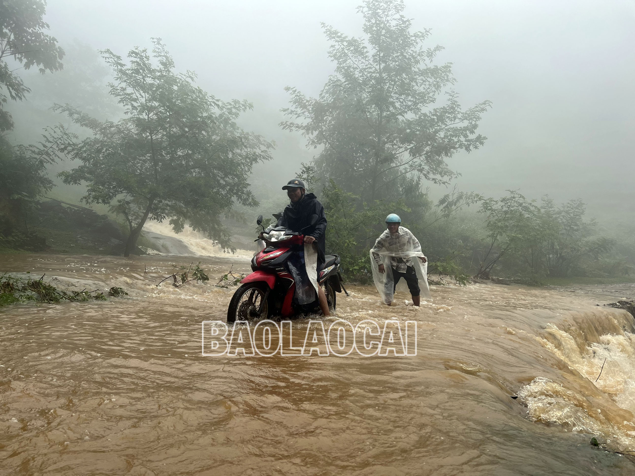 Khi nước rút, người dân mới dám vượt qua ngầm tràn. A1 (10).jpg