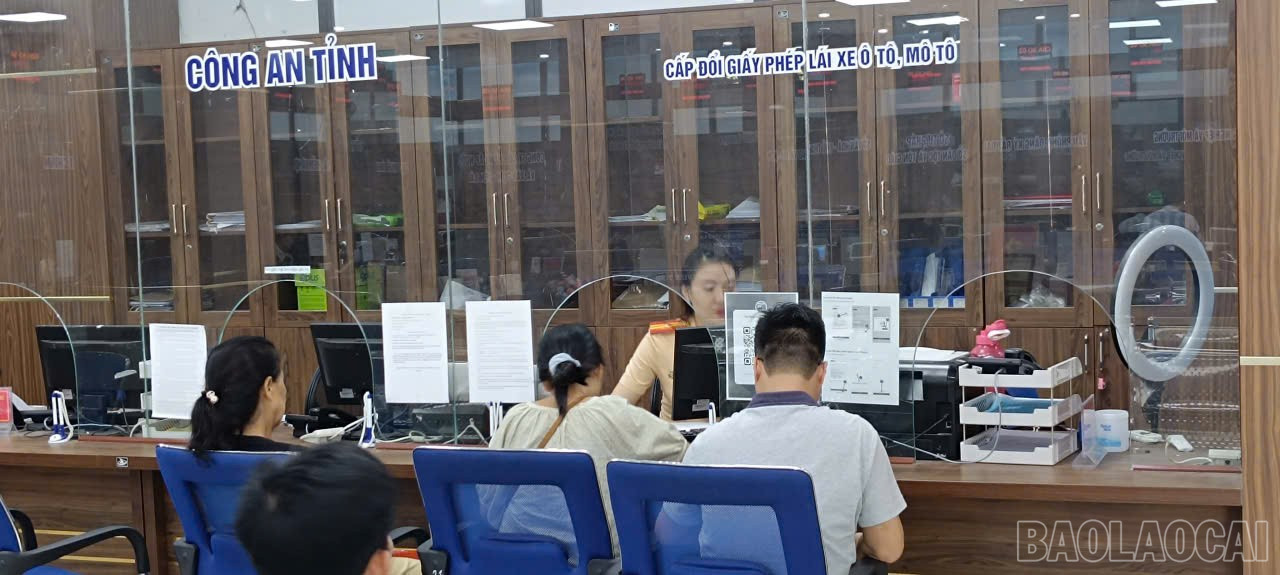 Người dân đến làm thủ tục tại Trung tâm Phục vụ Hành chính công tỉnh Lào Cai baolaocai-br_cds2.jpg