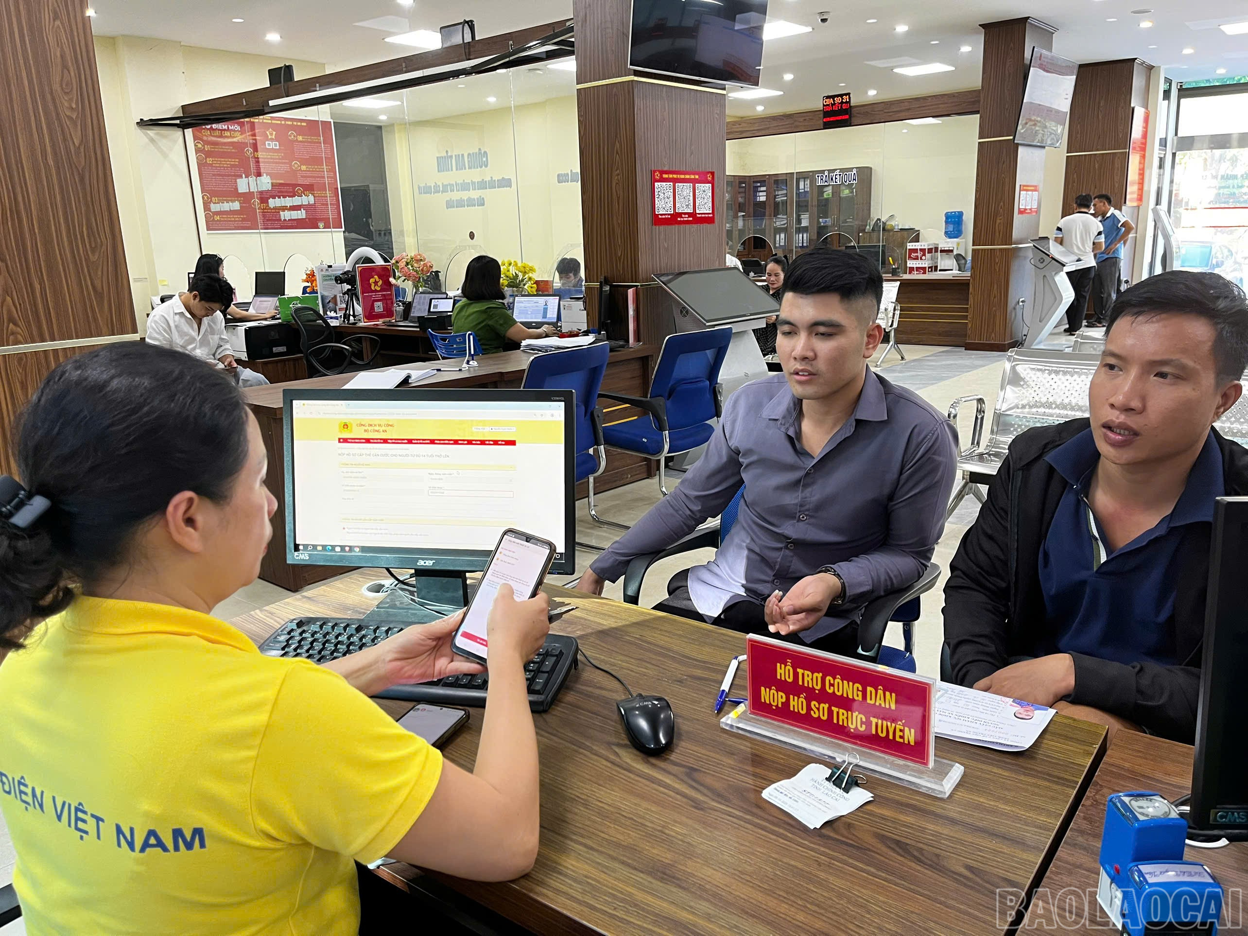 Cán bộ Trung tâm Phục vụ Hành chính công tỉnh Lào Cai trực tiếp hỗ trợ người dân cách nộp hồ sơ trực tuyến. baolaocai-br_hcc10.jpg