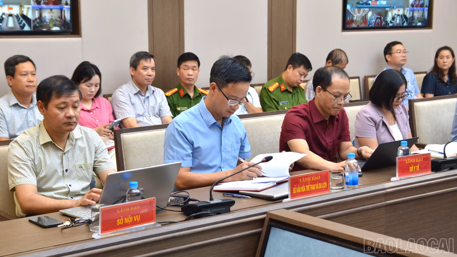Lãnh đạo các sở, ngành tham dự cuộc họp.