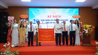 Hội cựu giáo chức tỉnh nhận bức trướng của tỉnh trao tặng