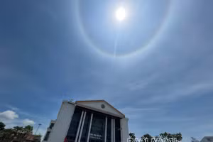 Hào quang mặt trời tuyệt đẹp xuất hiện giữa trưa tại thành phố Lào Cai