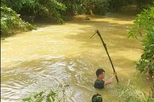 Thị trấn Nông trường Phong Hải: Một bé trai bị nước suối cuốn mất tích