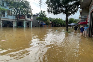 Mưa lớn liên tục, nhiều tuyến phố ở thành phố Lào Cai ngập nặng