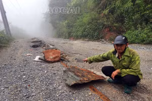 Hàn cọc sắt bảo vệ ống nước gây mất an toàn giao thông trên đường Na Hối - Nậm Mòn - Cốc Ly