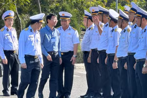 Đoàn công tác tỉnh Lào Cai thăm, tặng quà cán bộ, chiến sỹ, Nhân dân huyện đảo Trường Sa và Nhà giàn DK1