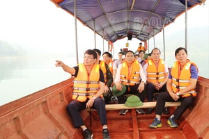 Thường trực Tỉnh ủy khảo sát vị trí xây dựng một số dự án tại huyện Si Ma Cai