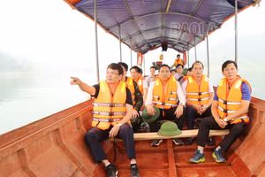 Thường trực Tỉnh ủy khảo sát vị trí xây dựng một số dự án tại huyện Si Ma Cai