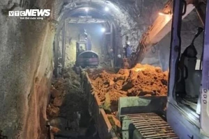 Hầm Đèo Cả tiếp tục sạt lở, các tuyến đường sắt Bắc - Nam chưa thể lưu thông