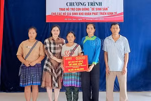 Trao hỗ trợ con giống dê sinh sản cho 4 hộ nghèo tại xã Cốc San