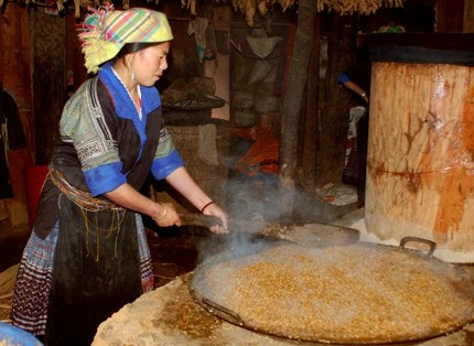 Rượu Mông thơm nồng men lúa ảnh 1