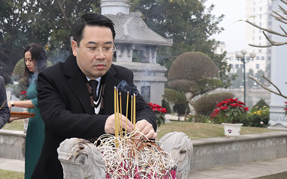 Các đồng chí lãnh đạo tỉnh dâng hương tưởng niệm tại Khu mộ Nguyễn Thái Học và các chiến sĩ hy sinh trong cuộc khởi nghĩa Yên Bái ảnh 3