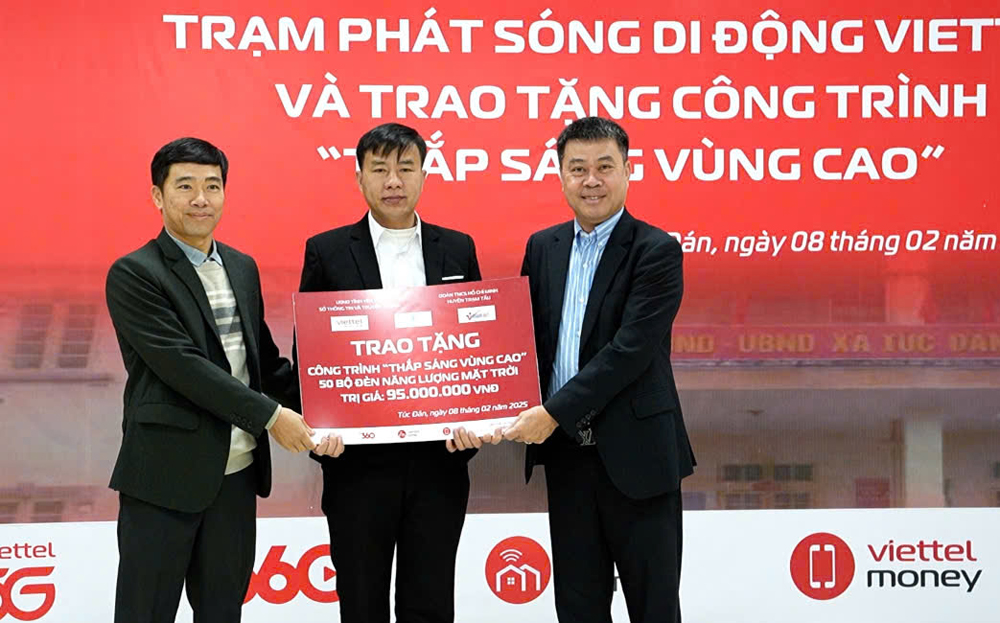 Chủ tịch UBND tỉnh Nguyễn Tuấn Anh dự Lễ khai trương Trạm phát sóng di động thôn Pá Khoang, xã Túc Đán, huyện Trạm Tấu ảnh 3 Chủ tịch UBND tỉnh Nguyễn Tuấn Anh dự Lễ khai trương Trạm phát sóng di động thôn Pá Khoang, xã Túc Đán, huyện Trạm Tấu ảnh 3