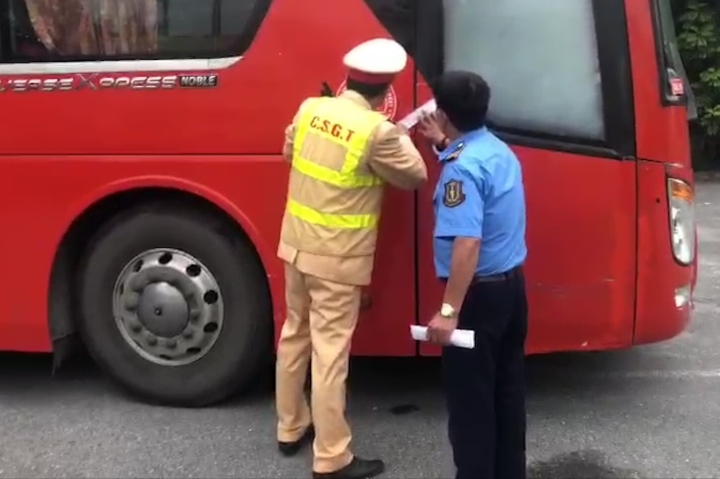 Tài xế xe khách chạy cao tốc Nội Bài - Lào Cai có nồng độ cồn "kịch khung'' ảnh 1 Tài xế xe khách chạy cao tốc Nội Bài - Lào Cai có nồng độ cồn "kịch khung'' ảnh 1