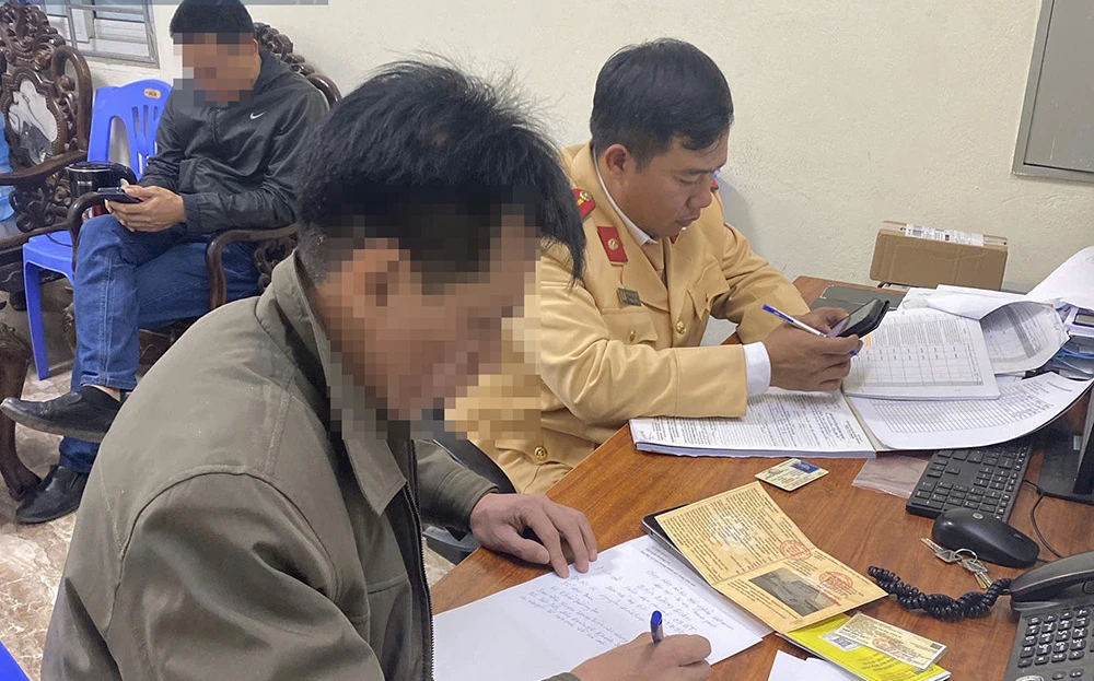 Thót tim cảnh tài xế xe khách vượt ẩu, chèn ô tô tải ở cao tốc Nội Bài - Lào Cai ảnh 1