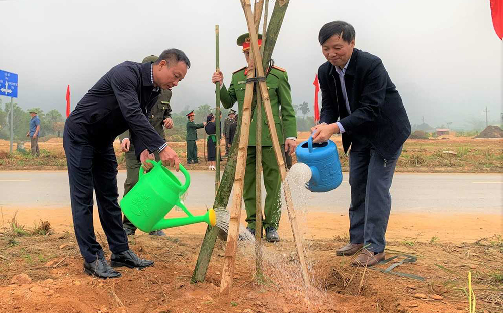 Các đồng chí lãnh đạo tỉnh dự Tết trồng cây đầu xuân tại Văn Yên và Lục Yên ảnh 2 Các đồng chí lãnh đạo tỉnh dự Tết trồng cây đầu xuân tại Văn Yên và Lục Yên ảnh 2