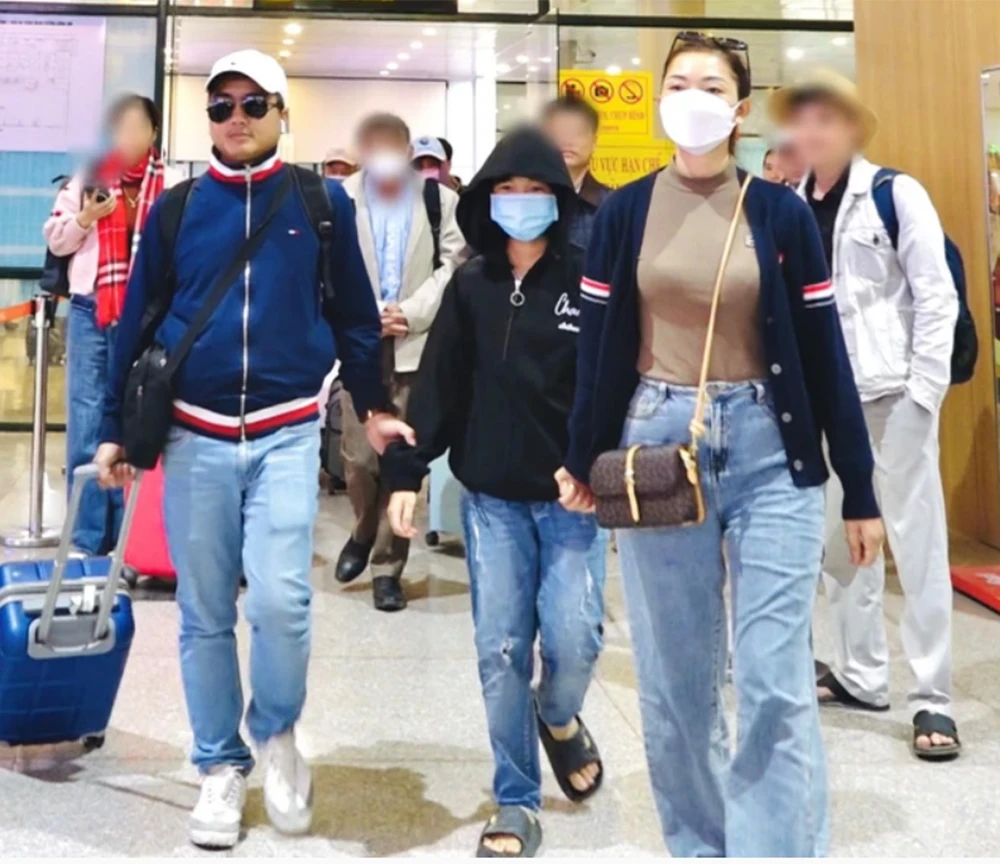 Lập Facebook ảo bán vé máy bay qua mạng để lừa đảo ảnh 1