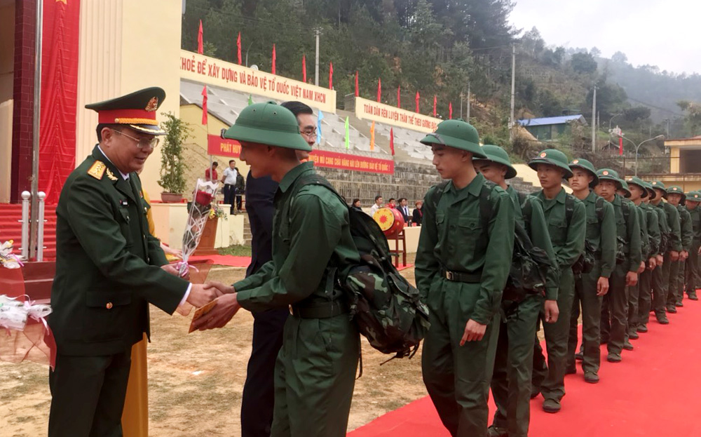 Các đồng chí lãnh đạo tỉnh Yên Bái dự Lễ giao nhận quân tại các huyện Văn Chấn, Trấn Yên, Lục Yên, Trạm Tấu, Mù Cang Chải, thị xã Nghĩa Lộ ảnh 5 Các đồng chí lãnh đạo tỉnh Yên Bái dự Lễ giao nhận quân tại các huyện Văn Chấn, Trấn Yên, Lục Yên, Trạm Tấu, Mù Cang Chải, thị xã Nghĩa Lộ ảnh 5
