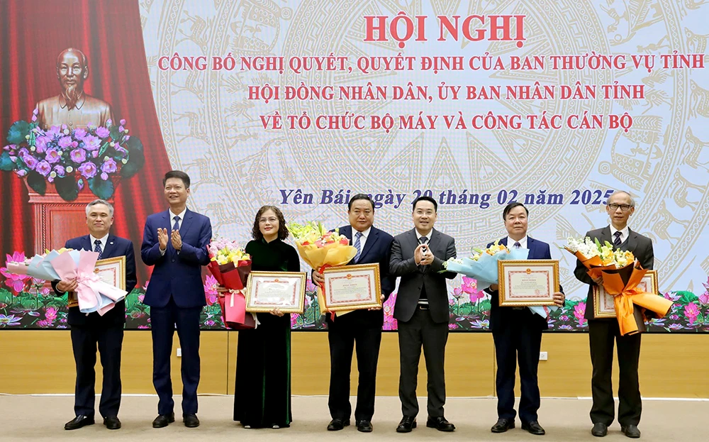 Yên Bái: Hội nghị công bố nghị quyết, quyết định của Ban Thường vụ Tỉnh ủy, Hội đồng nhân dân, Ủy ban nhân dân tỉnh về tổ chức bộ máy và công tác cán bộ ảnh 10