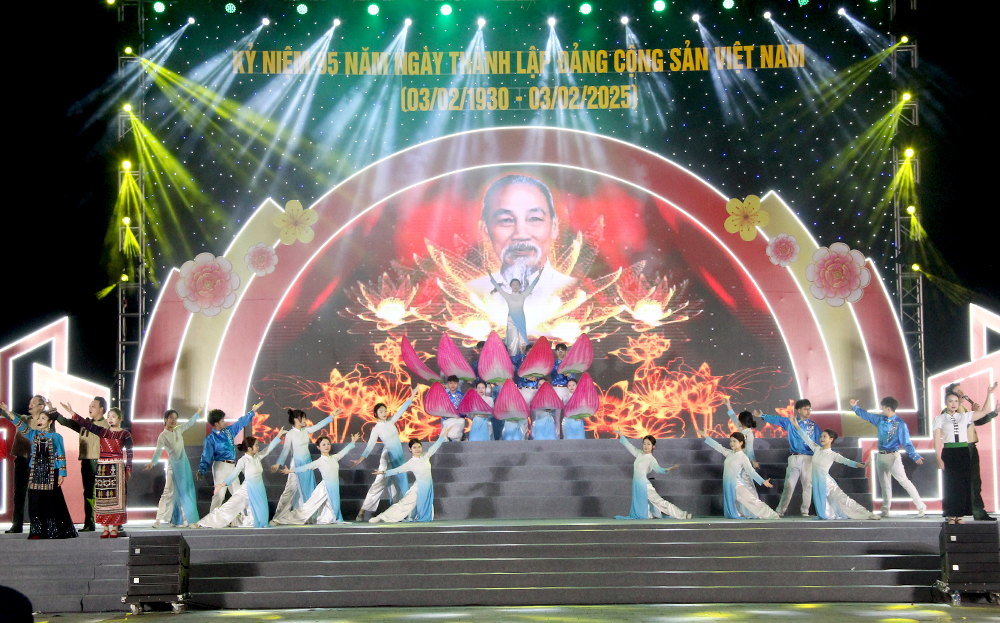 Hào hùng Chương trình nghệ thuật “Đảng là niềm tin tất thắng” ảnh 4 Hào hùng Chương trình nghệ thuật “Đảng là niềm tin tất thắng” ảnh 4