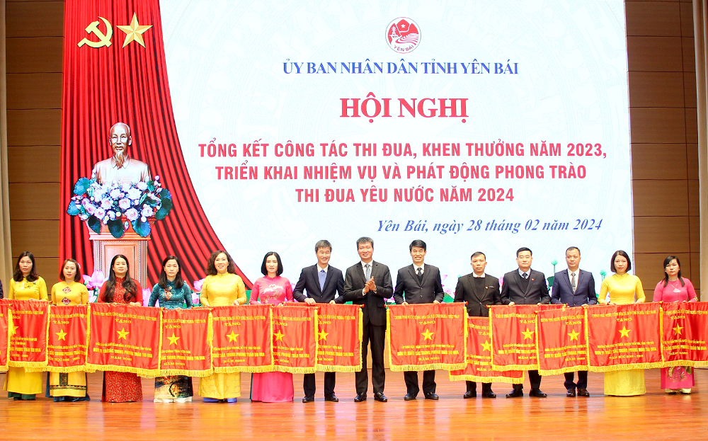 Yên Bái khen thưởng 111 tập thể, cá nhân điển hình tiên tiến trong phong trào thi đua yêu nước năm 2023 ảnh 4 Yên Bái khen thưởng 111 tập thể, cá nhân điển hình tiên tiến trong phong trào thi đua yêu nước năm 2023 ảnh 4