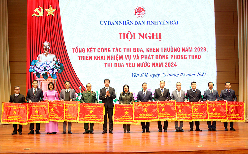 Yên Bái khen thưởng 111 tập thể, cá nhân điển hình tiên tiến trong phong trào thi đua yêu nước năm 2023 ảnh 6 Yên Bái khen thưởng 111 tập thể, cá nhân điển hình tiên tiến trong phong trào thi đua yêu nước năm 2023 ảnh 6