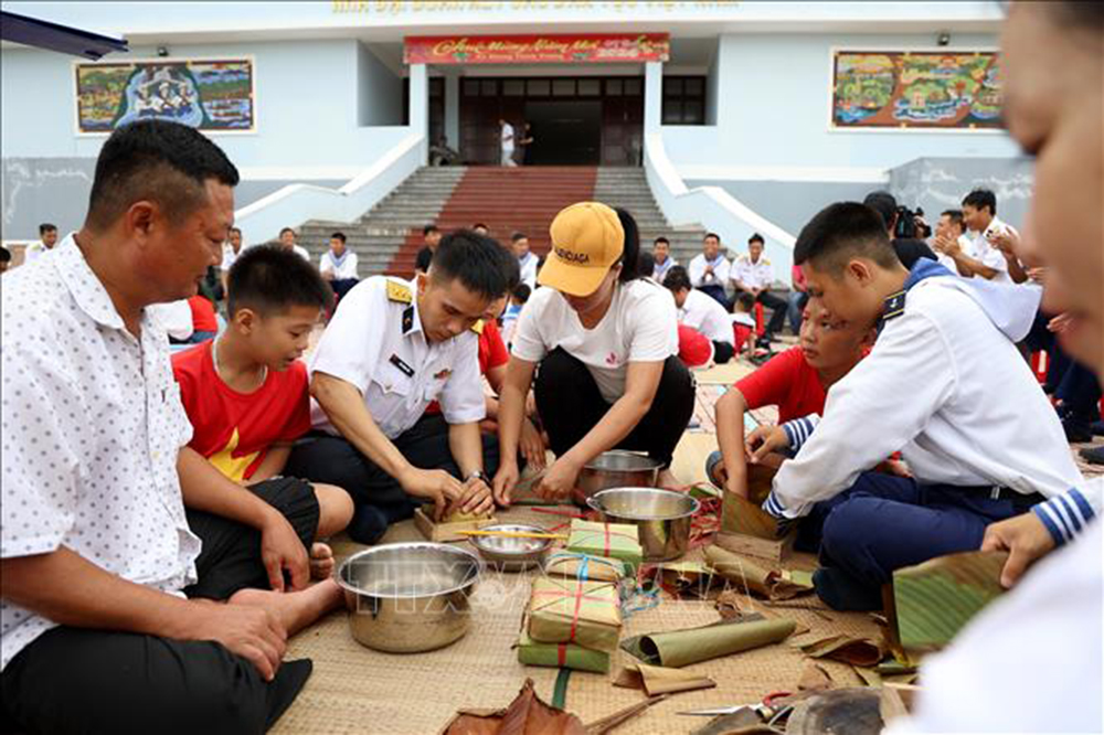 Quân dân ở Trường Sa thi gói bánh chưng đón Tết ảnh 3